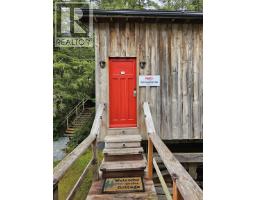 Foyer - 34 Whiskey Cove Denny Island Road, Bella Coola, BC V0T1B0 Photo 5
