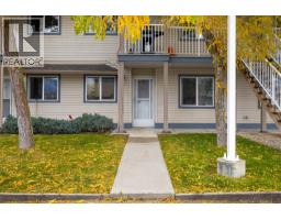 Living room - Unit 103 831 2nd Street Se, Salmon Arm, BC V1E1S6 Photo 3