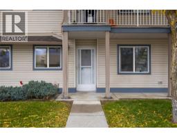 Full bathroom - Unit 103 831 2nd Street Se, Salmon Arm, BC V1E1S6 Photo 2