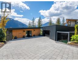 7667 Cerulean Drive, Pemberton, BC V0N2L3 Photo 2