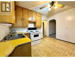 Living room - 925 15 Street, Wainwright, AB T9W1E6 Photo 2