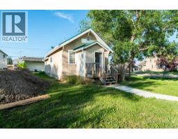 Kitchen - 402 Main Street, Trochu, AB T0M2C0 Photo 2