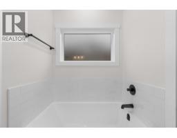 5pc Ensuite bath - 231 20 Street Ne Unit 12, Salmon Arm, BC V1E2Z7 Photo 3