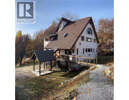 Living room - 2075 Thompson Avenue, Rossland, BC V0G1Y0 Photo 2