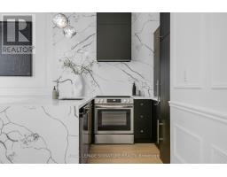 403 700 King Street, Image 2