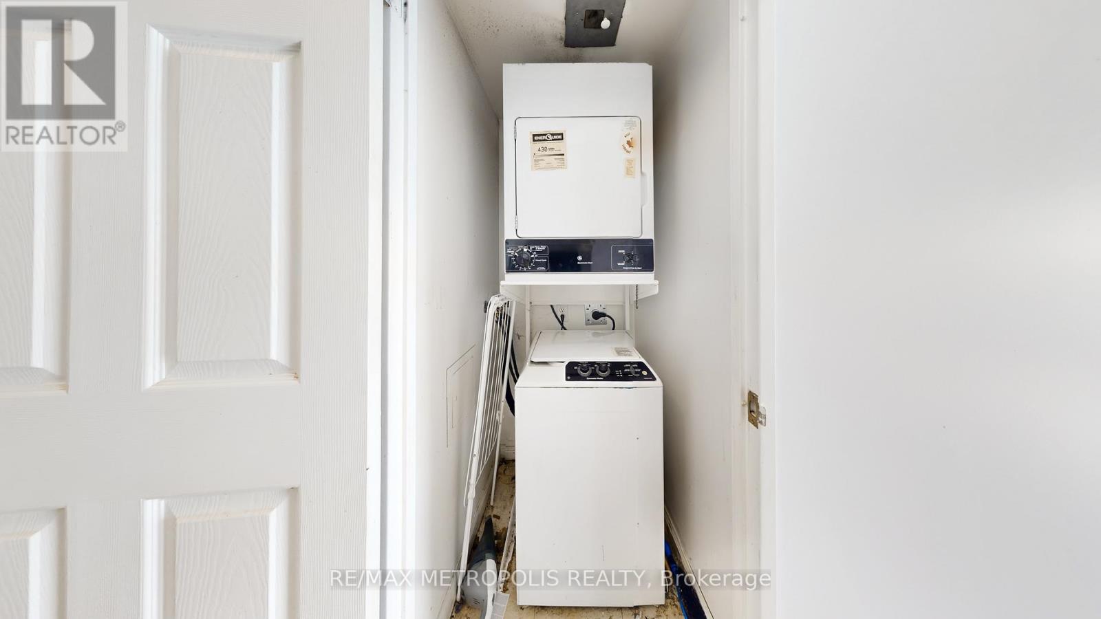 2210 1 Lee Centre Drive