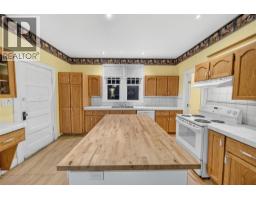 Full bathroom - 892 9th Avenue, Fernie, BC V0B1M5 Photo 2