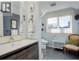 Bathroom - 1152 Chapman St, Victoria, BC V8V2T6 Photo 5