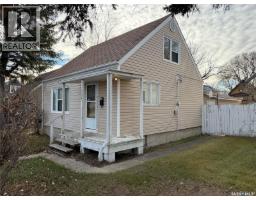 Living room - 1178 Chestnut Avenue, Moose Jaw, SK S6H1B1 Photo 2