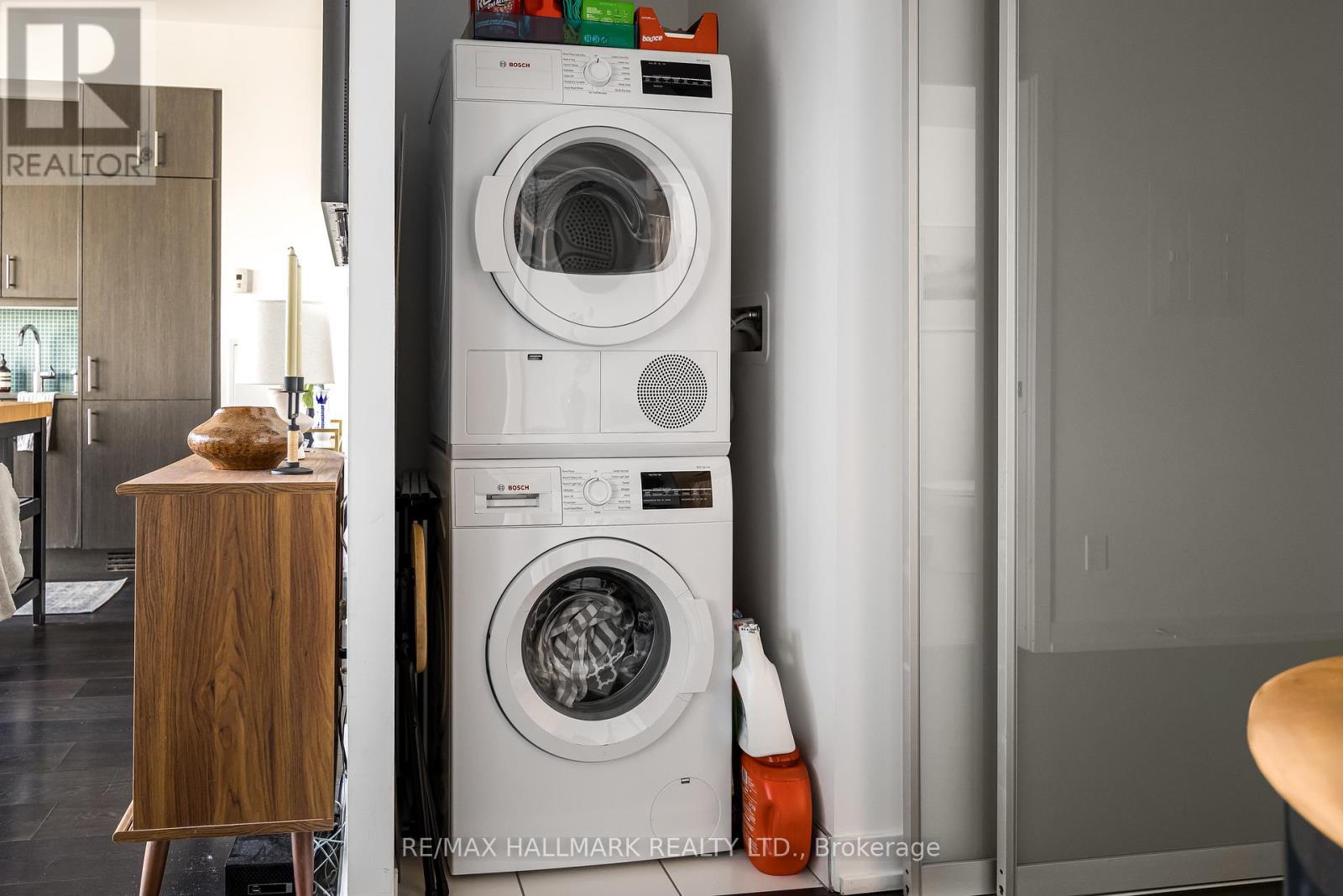 1702 297 College Street