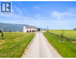 Kitchen - 2589 Young Road, Spallumcheen, BC V4Y0L3 Photo 3