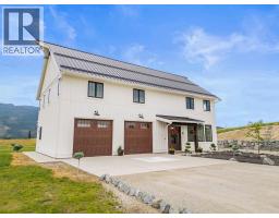 Living room - 2589 Young Road, Spallumcheen, BC V4Y0L3 Photo 4