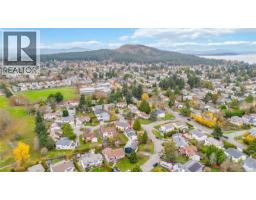 Bedroom - 4251 Rossiter Dr, Saanich, BC V8N4S9 Photo 4