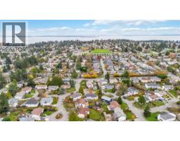 Bathroom - 4251 Rossiter Dr, Saanich, BC V8N4S9 Photo 5