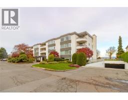 Ensuite - 305 1370 Beach Dr, Oak Bay, BC V8S2N6 Photo 2