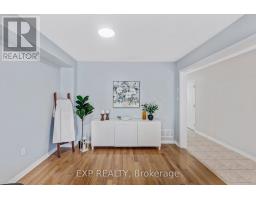 Living room - 168 Wainscot Avenue, Newmarket, ON L3X2X4 Photo 5