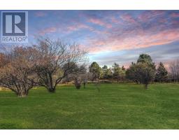 Living room - 116 Trunk 6 Highway, Amherst, NS B4H3Y4 Photo 4