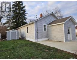Enclosed porch - 201 Souris Avenue E, Carlyle, SK S0C0R0 Photo 3