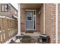 Kitchen - 622 Pinder Avenue, Newmarket, ON L3X2A7 Photo 3