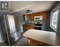 Kitchen - 86 30th Street N, Wasaga Beach, ON L9Z2C8 Photo 4