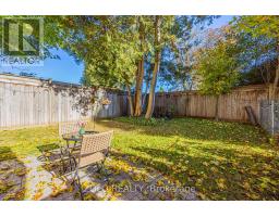 Kitchen - 235 Appleton Court, Newmarket, ON L3Y1J2 Photo 3