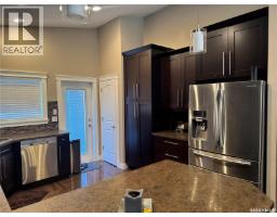 Kitchen - 916 3rd Street Se, Weyburn, SK S4H3J8 Photo 5