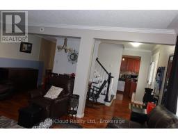 Living room - 9 Hazelglen Court, Brampton, ON L6S1N7 Photo 2