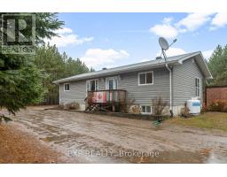 Living room - 716 Cybulski Road, Madawaska Valley, ON K0J1B0 Photo 3