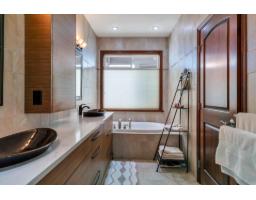 15364 Victoria Avenue Street, White Rock, BC V4B1H2 Photo 2