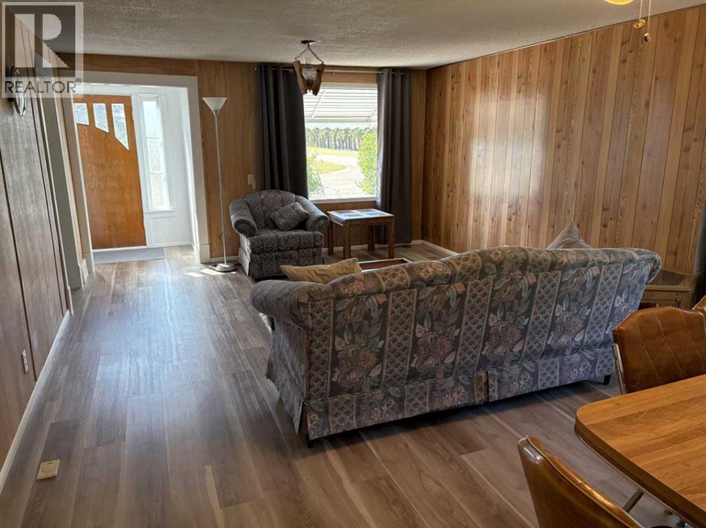 220 Lady Vivian Avenue W