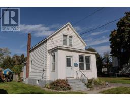 Living room - 137 Pilgrim St, Sault Ste Marie, ON P6A3E8 Photo 2