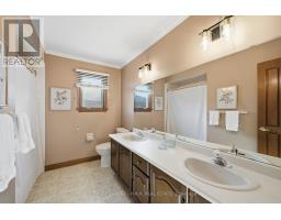 Kitchen - 118 Waverly Street N, Oshawa, ON L1J8G5 Photo 3