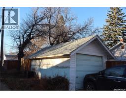 Enclosed porch - 203 5th Avenue W, Assiniboia, SK S0H0B0 Photo 2