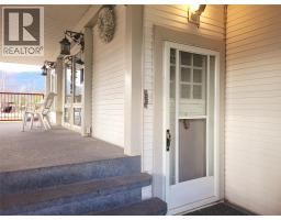 Full bathroom - 5928 Fourth Avenue, Blue River, BC V0E1J0 Photo 4
