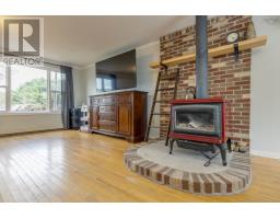 Living room - 4168 Highway 1, South Berwick, NS B0P1E0 Photo 5