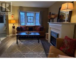 Living room - 922 Glendale Court, Burlington, ON L7R4J3 Photo 3