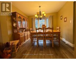 Bedroom 2 - 922 Glendale Court, Burlington, ON L7R4J3 Photo 5