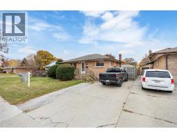 Living room - 1035 Wellington Street, Sarnia, ON N7S1E4 Photo 2