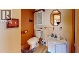 Full bathroom - 1684 Leroi Avenue, Rossland, BC V0G1Y0 Photo 5