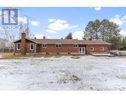 Sitting room - 40925 Highway 41, Laurentian Valley, ON K8A6W5 Photo 5