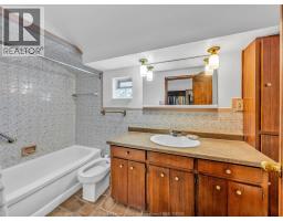 5pc Bathroom - 1025 Langlois Avenue, Windsor, ON N9A2H4 Photo 2
