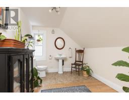 Bathroom - 15 East Elliott Street, Huntsville, ON P1H1W8 Photo 5