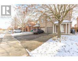 Kitchen - 32 Lockheed Crescent, Brampton, ON L7A3G2 Photo 3