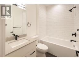 Full ensuite bathroom - 660 Cawston Avenue Unit 105, Kelowna, BC V1Y9M1 Photo 5