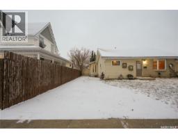 Kitchen - 1126 Iroquois Street W, Moose Jaw, SK S6H5B9 Photo 3