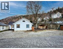 Full bathroom - 950 Aspen Street, Trail, BC V1R3X9 Photo 2