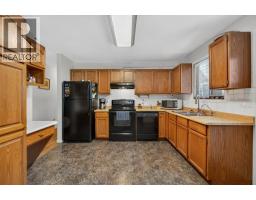 Living room - 171 4 Street Se, Salmon Arm, BC V1E1H7 Photo 3