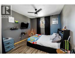 Living room - 3325 42 Avenue, Red Deer, AB T4N2Y7 Photo 5