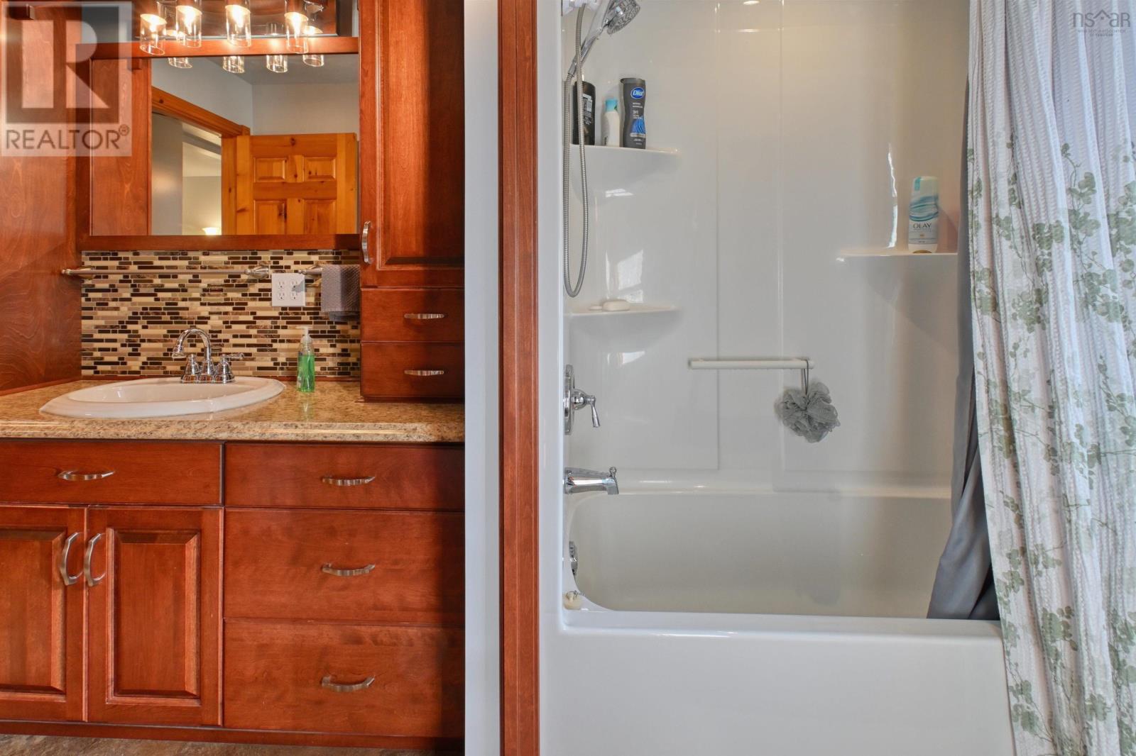 110 De Raymond Street