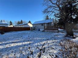 Porch - 631 Mountain Avenue, Killarney, MB R0K1G0 Photo 5